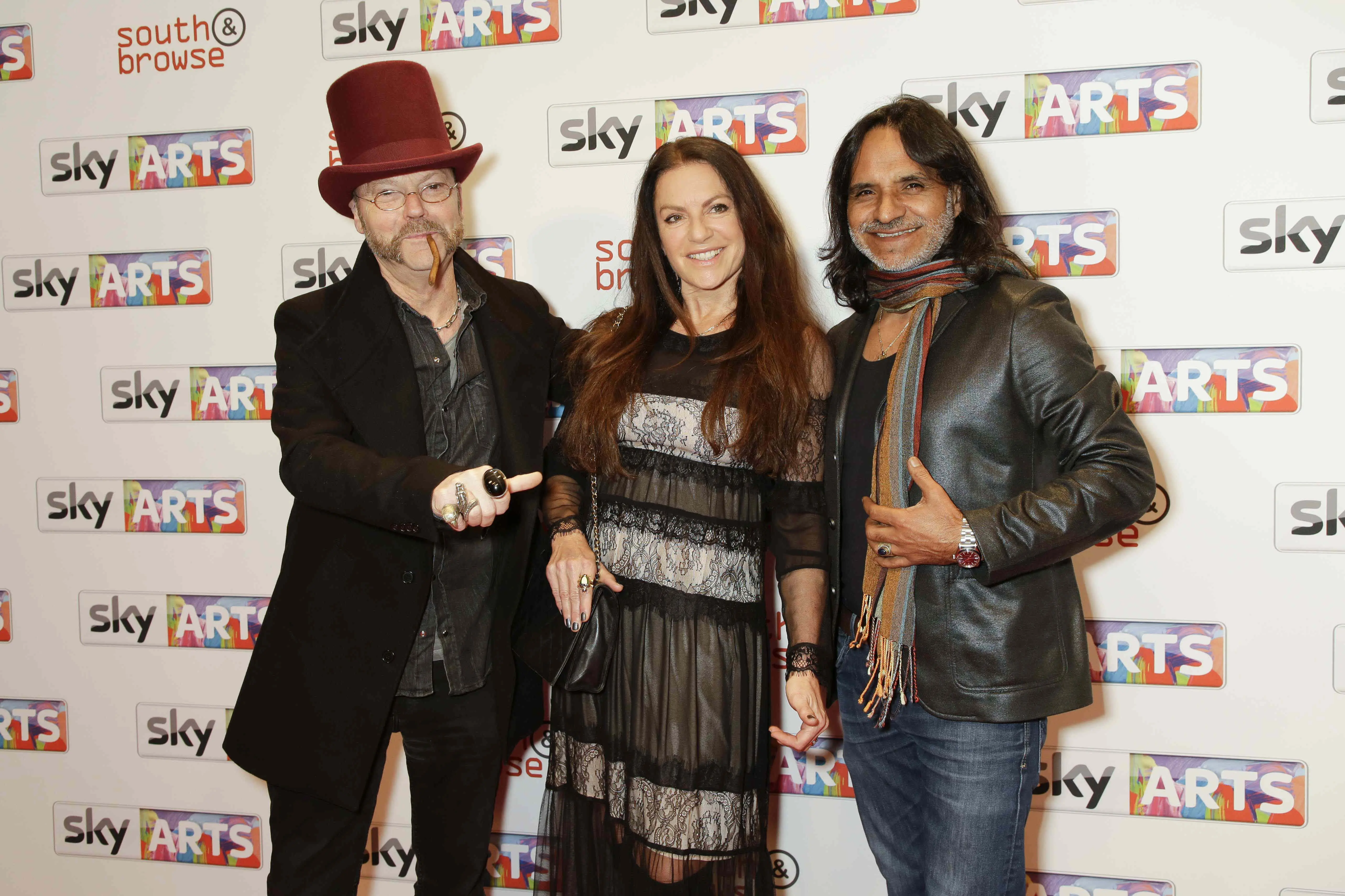 Wolfgang Flatz, Christie Neubauer und ihr Freund Jose Campos
MIX UP ART Vernissage von Sky Arts ( Künstler und Promis stellen ihre gemeinsamen Kunstwerke aus.Online Auktion ab sofort unter www.sky.de/mixupart für einen guten Zweck.) in der alten Kongresshalle in München am 22.02.2018.
Agency People Image (c) Viviane Simon