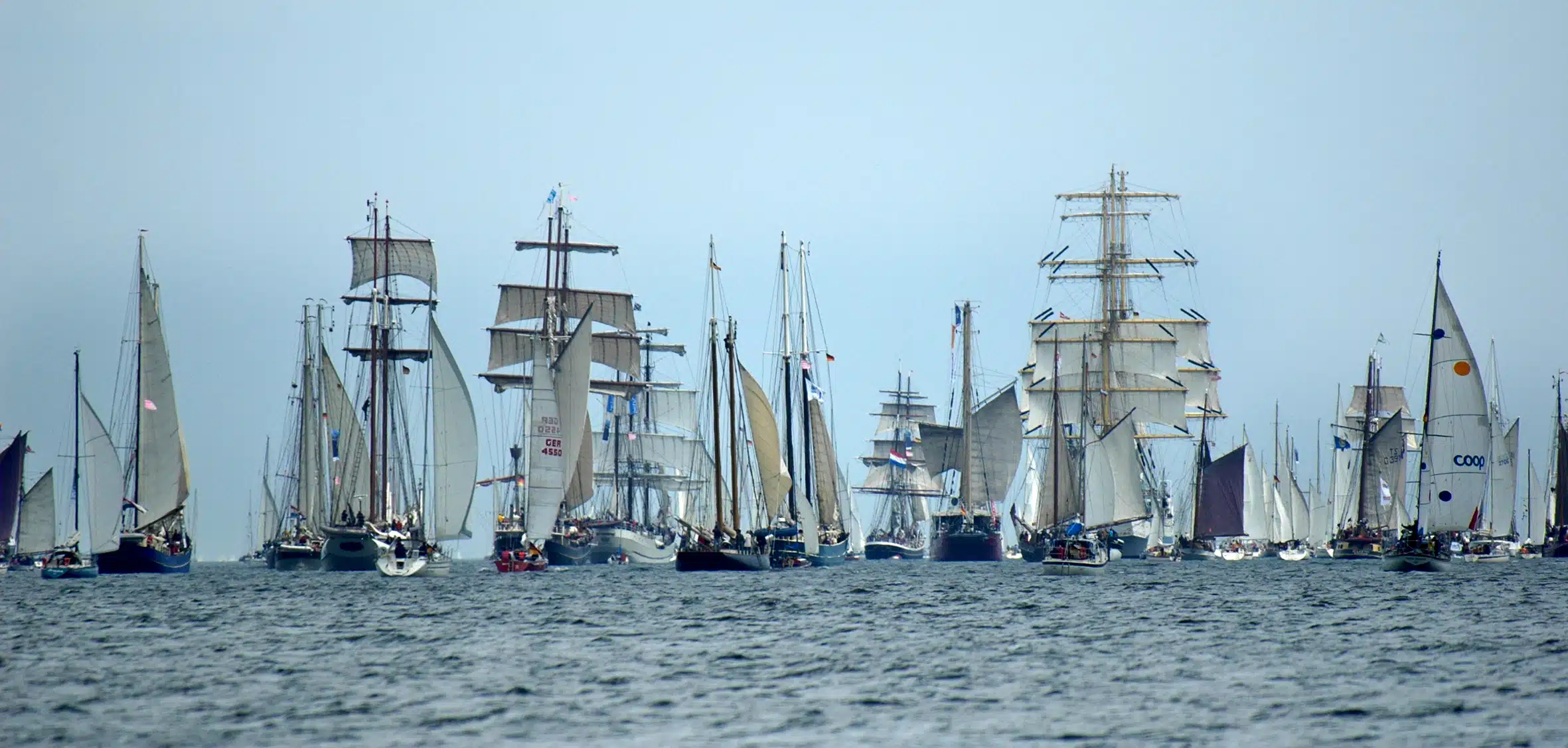 Die Windjammerparade ist das seglerische Highlight der Kieler Woche. Tausende Menschen sumen die Ufer der Frde oder segeln auf den Traditionsseglern selber mit.


-------------------- Mit dem Herunterladen des Bildes akzeptieren Sie folgende Nutzungsbedingungen:  #  Das jeweilige Foto ist Eigentum der Lh Kiel bzw. der fr sie produzierenden Fotografen und Fotoagenturen. Die Verffentlichung ist honorarfrei gestattet.
# Die Motive drfen Dritten nicht ohne diese Nutzungsbedingungen weitergegeben werden, und sie drfen Dritten nicht in Rechnung gestellt werden!
# Der Bildnutzer ist in jedem Falle gem§ ¤13 UrhG zur Bildquellenangabe (Lh Kiel/Name des Fotografen) verpflichtet. # Die Bilder drfen nicht in Soziale Netzwerke eingestellt werden. # Die Bilder unterliegen einem eingeschrnkten Bearbeitungsrecht. Erlaubt sind nderung der Bildgr§e (Vergr§erung, Verkleinerung, Beschneidung), Umwandlung des Farbraumes sowie nderungen der Farb-, Kontrast und Helligkeitswerte. Darber hinaus gehende nderungen bedrfen einer ausdrcklichen Genehmigung der Urheber. # Die Rechte Dritter sind zu prfen! Bitte beachten Sie, dass fr diese Bilder kein Model- oder Property Release vorliegt. Die Verwendung der Bilder fr gewerbliche Zwecke erfolgt auf eigene Verantwortung! # Die Bilder drfen nicht in Verbindung mit verfassungsfeindlichen oder diskriminierenden Inhalten verwendet werden. # Die Nichteinhaltung der Nutzungsbedingungen berechtigt die Bildautoren, Bildlieferanten bzw. Bildrechteinhaber dazu, Honorarnachforderungen gem§ den (deutschen) MFM-Empfehlungen zu stellen. # Kontakt: Online-Redaktion@kiel.de # ber ein Belegexemplar wrden wir uns sehr freuen.

# The terms and conditions of use in English you will find in the archive "Brief Instruction & Terms of Use". 


---------- Bildnachweis: Lh Kiel / Bodo Quante