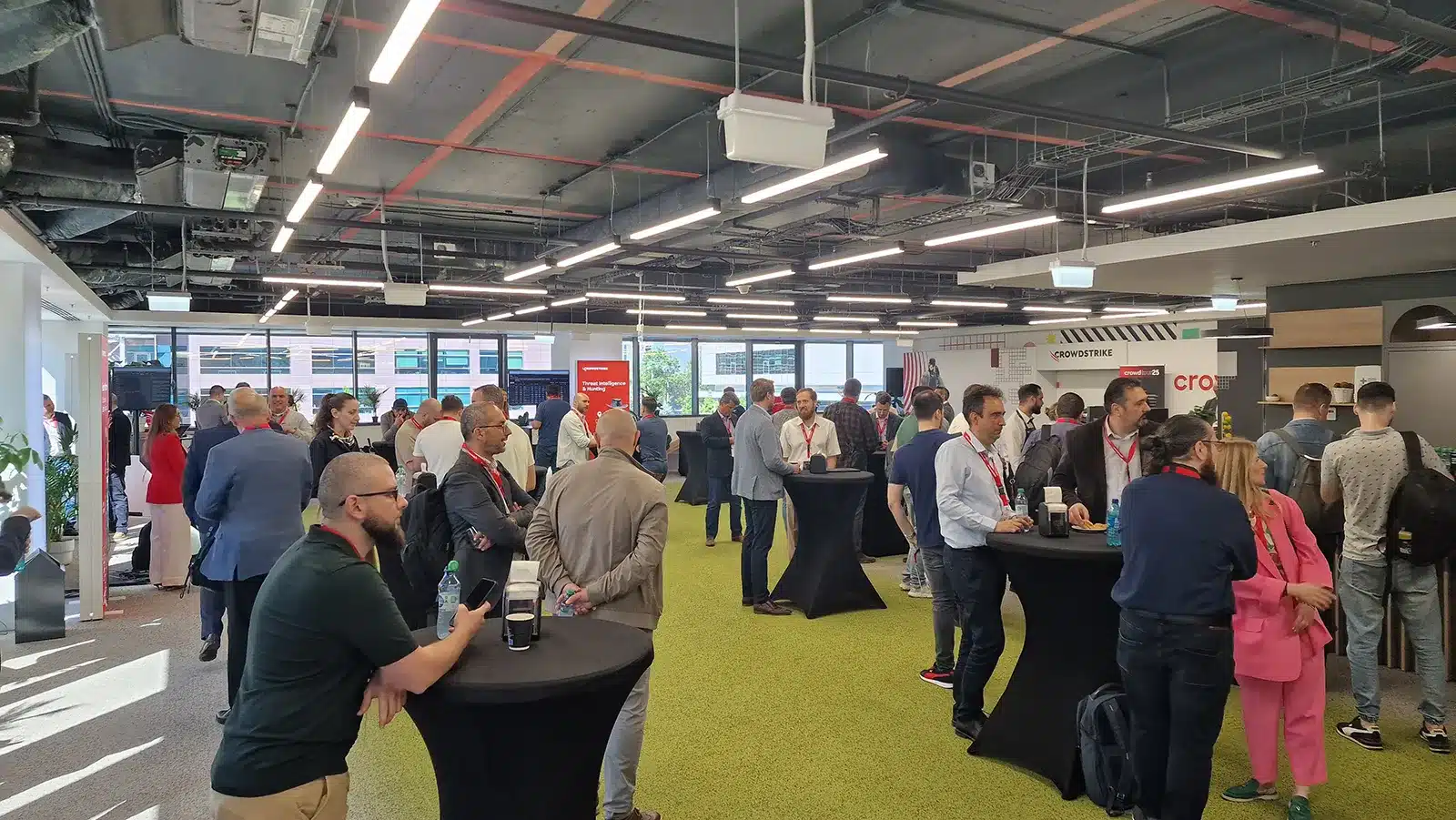 06_Cybersecurity_Roadshow_2025_Bukarest_Networking_Atrium_filled