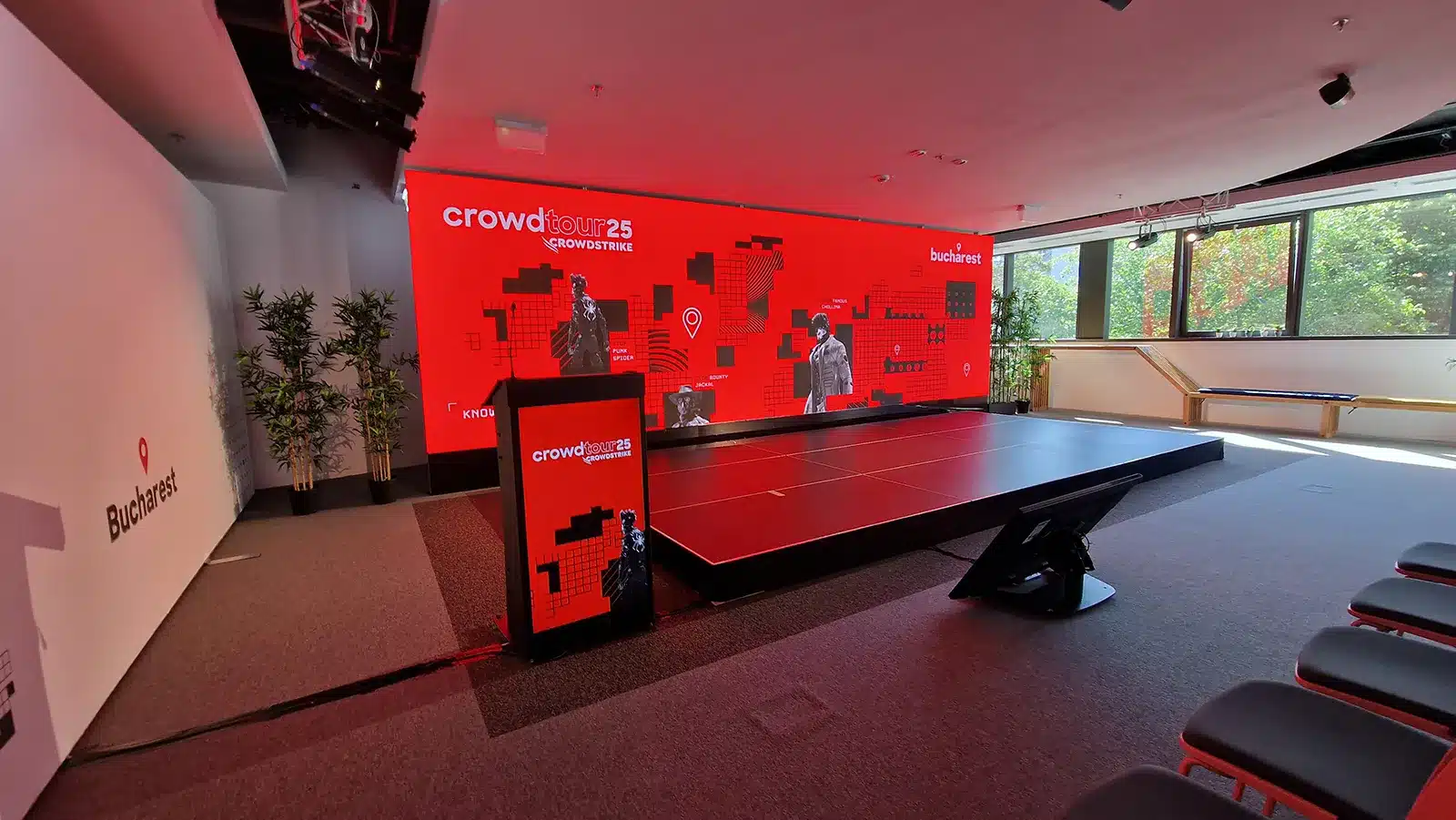 08_Cybersecurity_Roadshow_2025_Bukarest_Bühne_LED_Wand