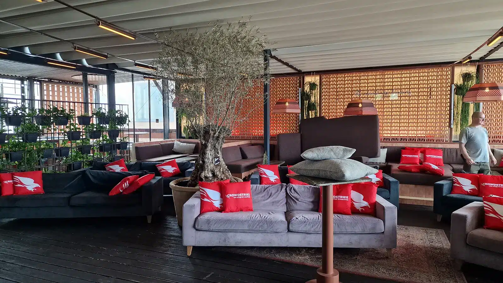 11_Cybersecurity_Roadshow_2025_Warschau_SenMoon_Networking_Lounge